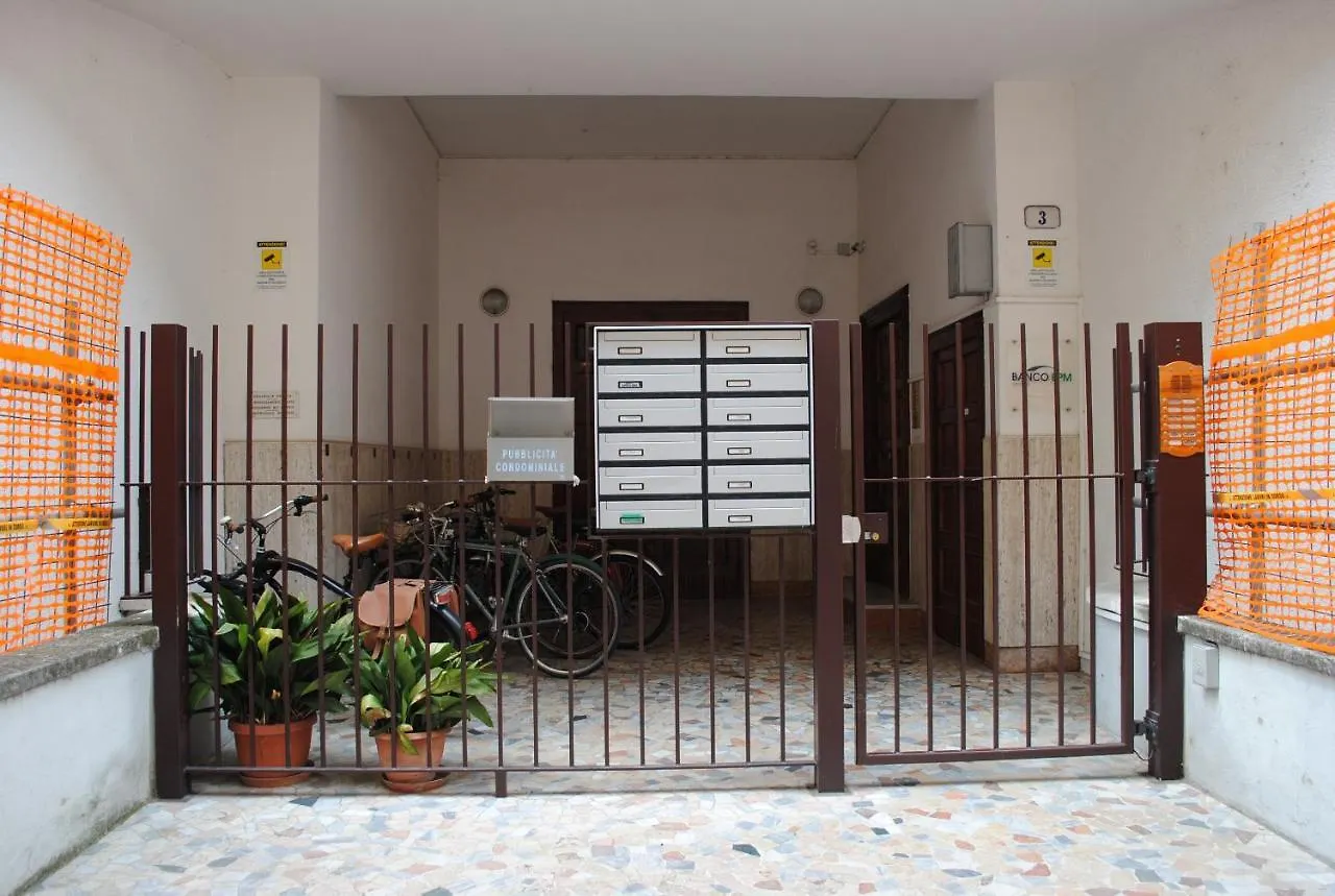 Dreaming Verona Rooms contacts